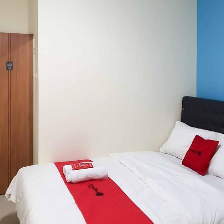 RedDoorz @ Darmo Park 1 Surabaya Hotel Bagian luar foto