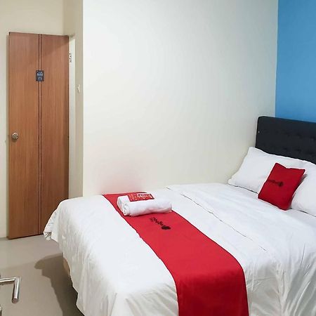 RedDoorz @ Darmo Park 1 Surabaya Hotel Bagian luar foto