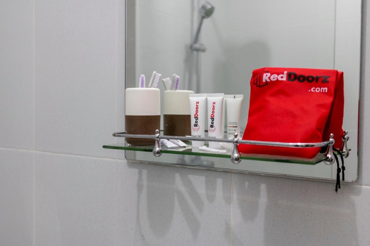 RedDoorz @ Darmo Park 1 Surabaya Hotel Bagian luar foto