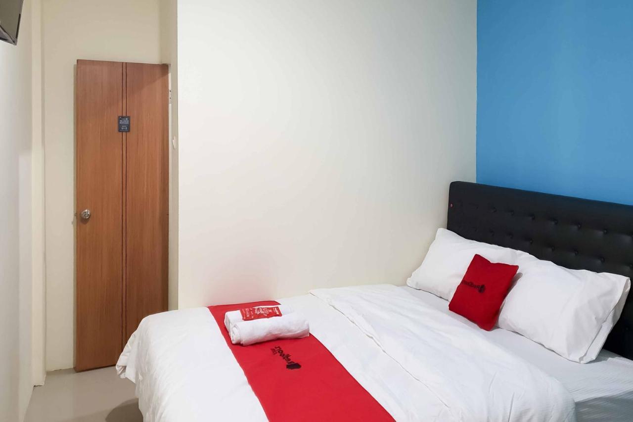 RedDoorz @ Darmo Park 1 Surabaya Hotel Bagian luar foto