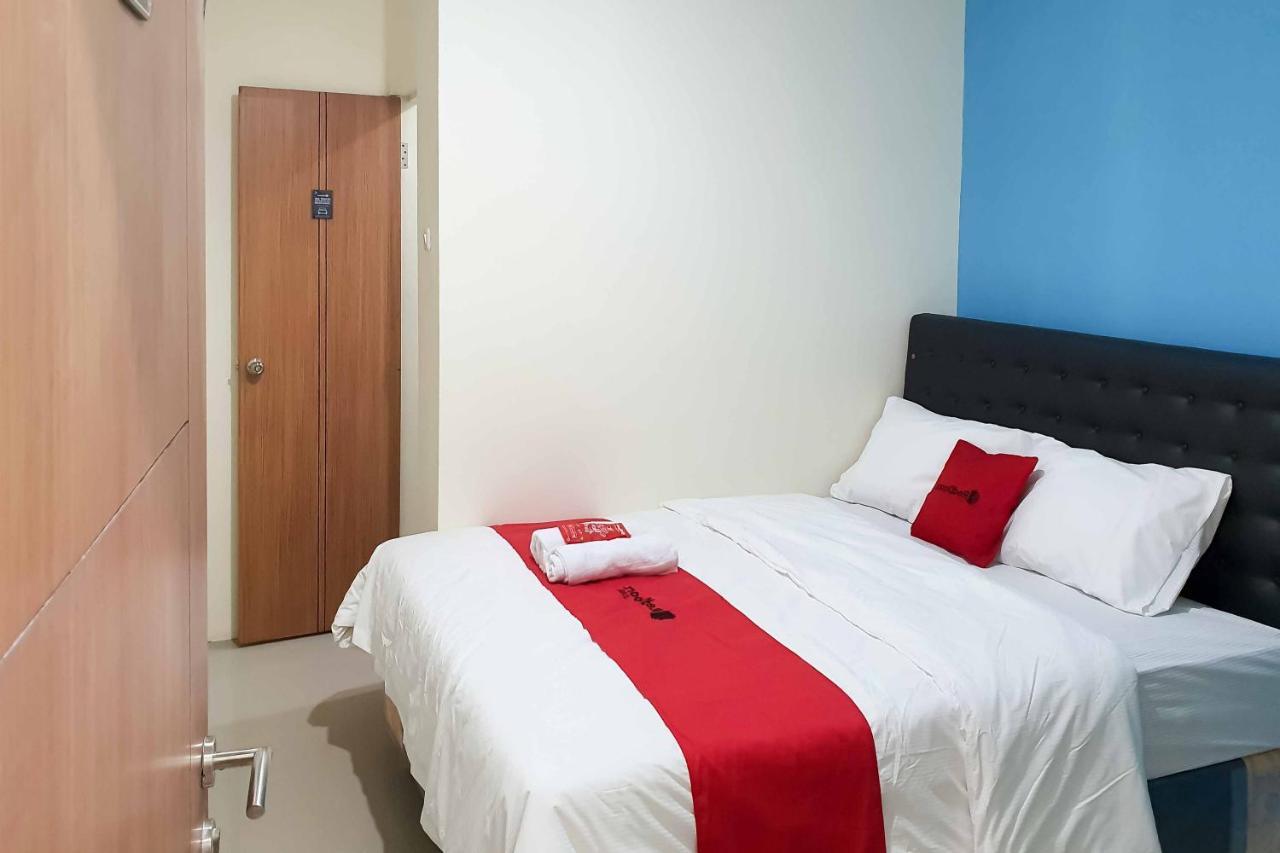 RedDoorz @ Darmo Park 1 Surabaya Hotel Bagian luar foto