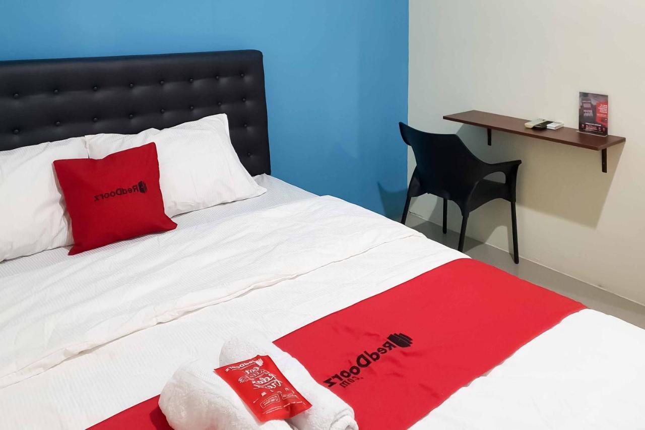 RedDoorz @ Darmo Park 1 Surabaya Hotel Bagian luar foto